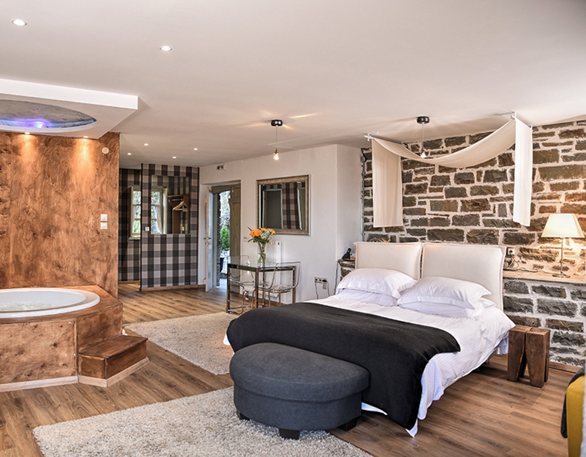Jacuzzi Suite with Gorge View